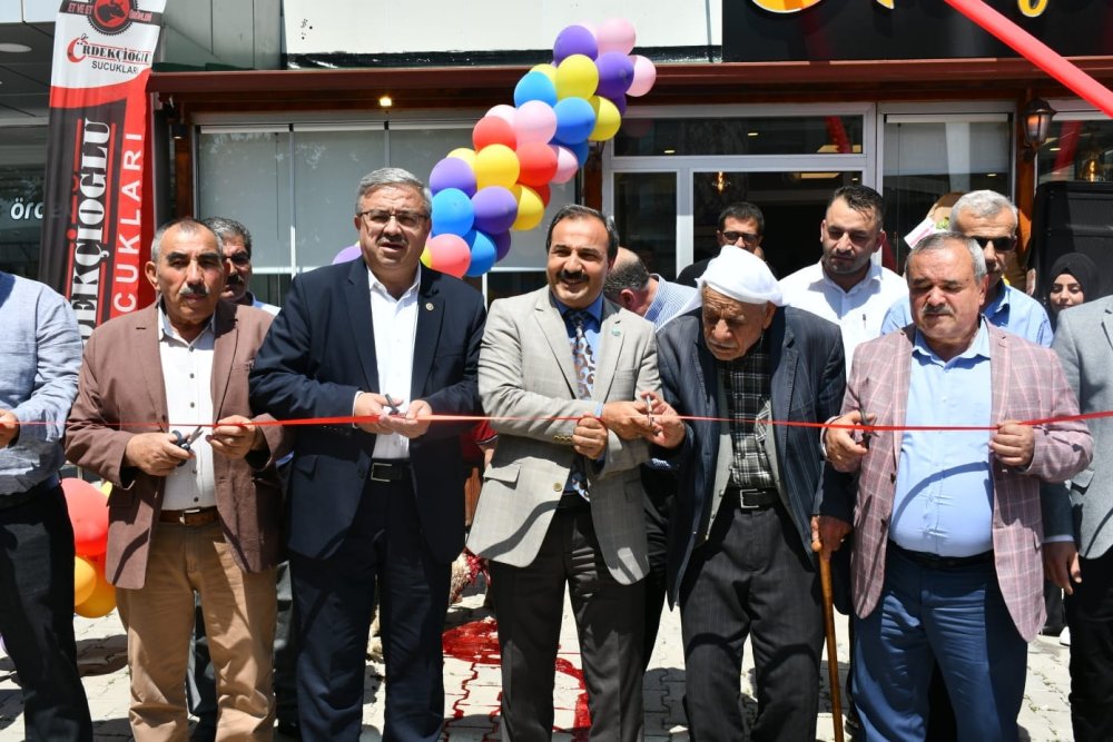 Bakan Şahin, Depremzedelerin İşyeri Açılışına Katıldı