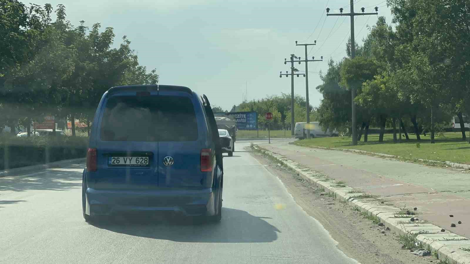 Eskişehir'de açık kapılı hafif ticari araç paniğe neden oldu