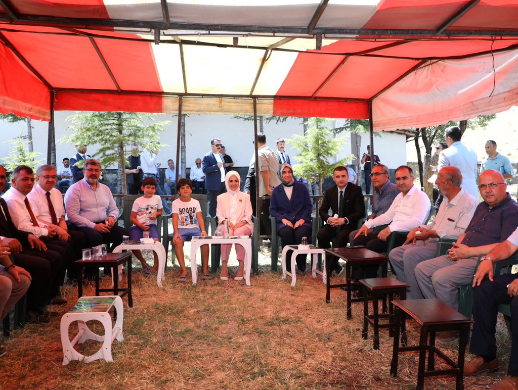 Bakan Göktaş Tez Köyü'nde vatandaşlarla buluştu.