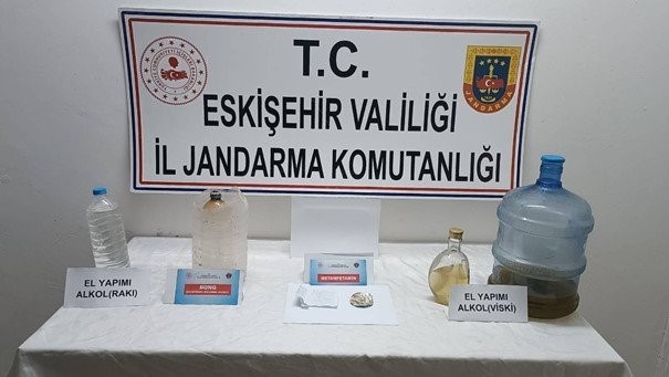 Eskişehir'de Ev Operasyonunda Uyuşturucu ve Alkol Ele Geçirildi.