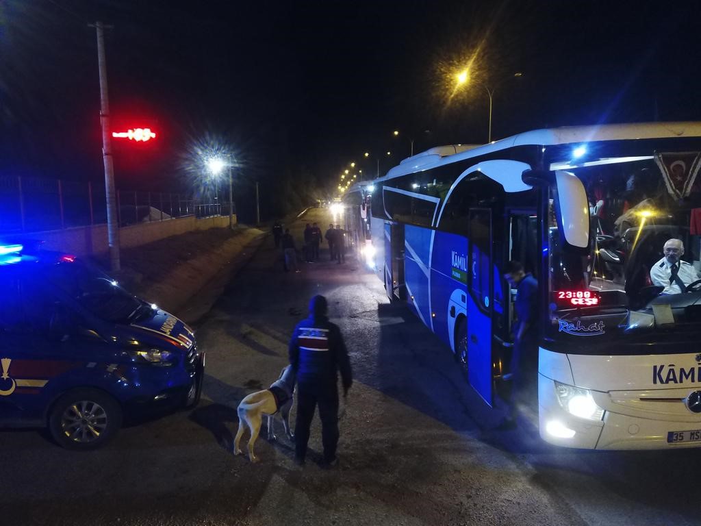 Afyonkarahisar'da Kaçak Yollarla Gelen Göçmenler Yakalandı, Uyuşturucu Ele Geçirildi.