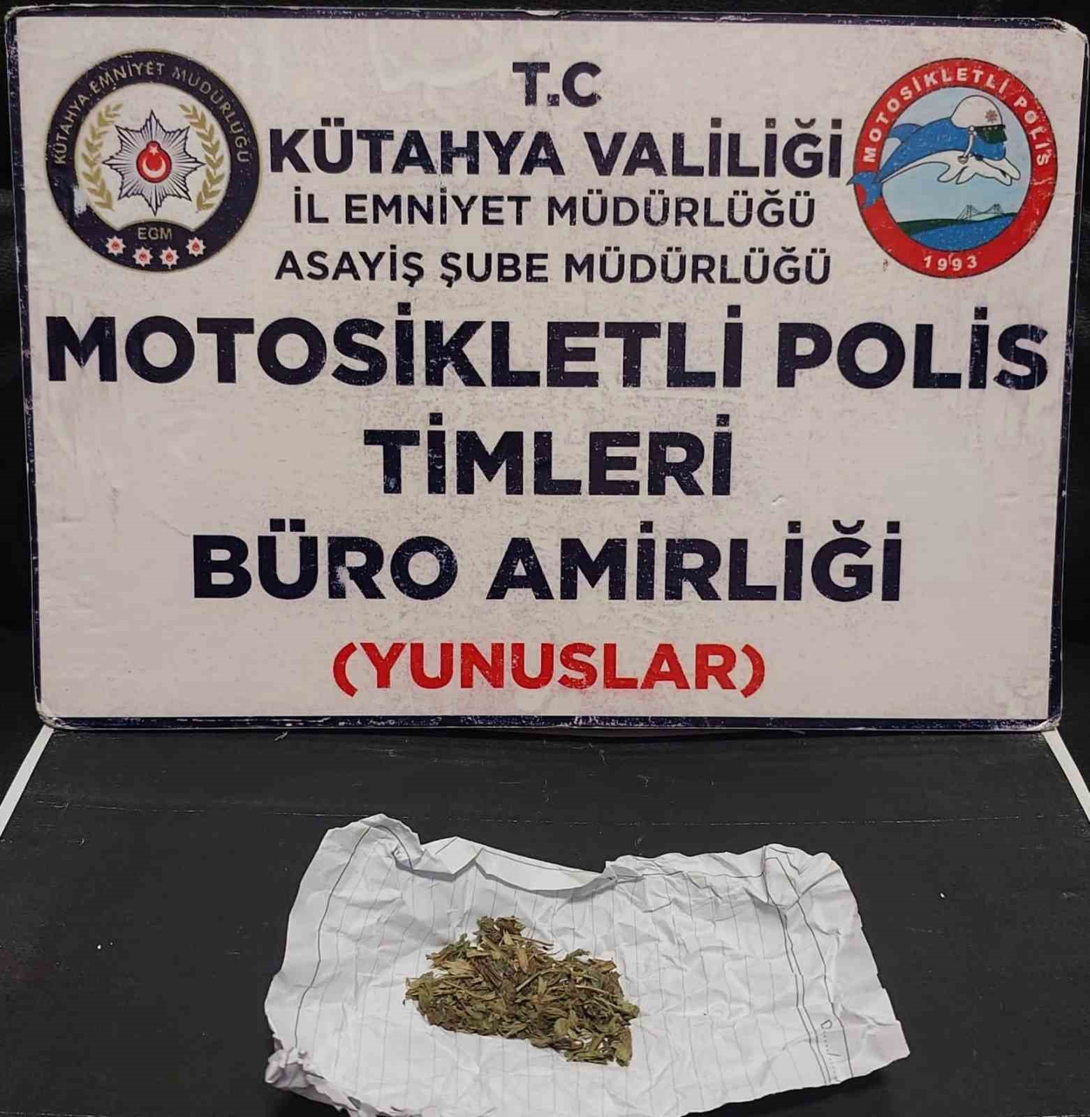 Kütahya'da motosikletli polisler, bonzai bulunan aracı durdurdu.