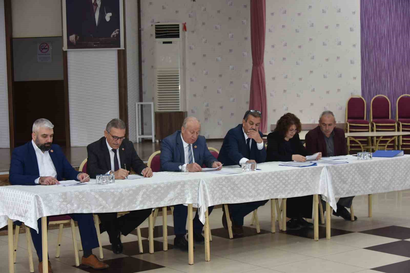 Bozüyük'te yapılan ihaleyle 4 iş yeri kiraya verildi.