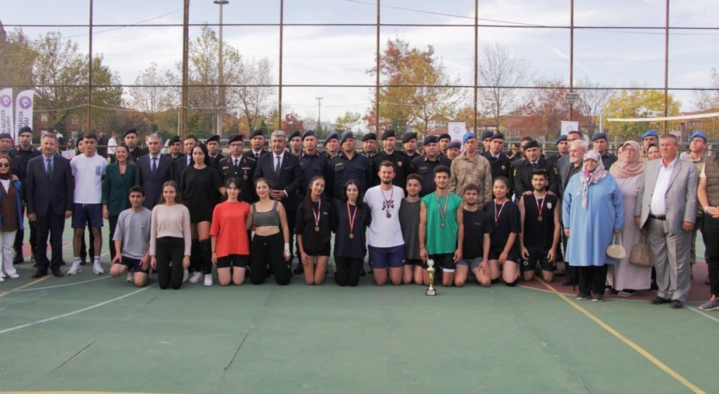 Kütahya Dumlupınar Üniversitesi Öğrenci Toplulukları Arasında Jandarma Şehitlerine Vefa Kupası Voleybol Turnuvası Şampiyonu Kariyer ve Gelecek Oldu.