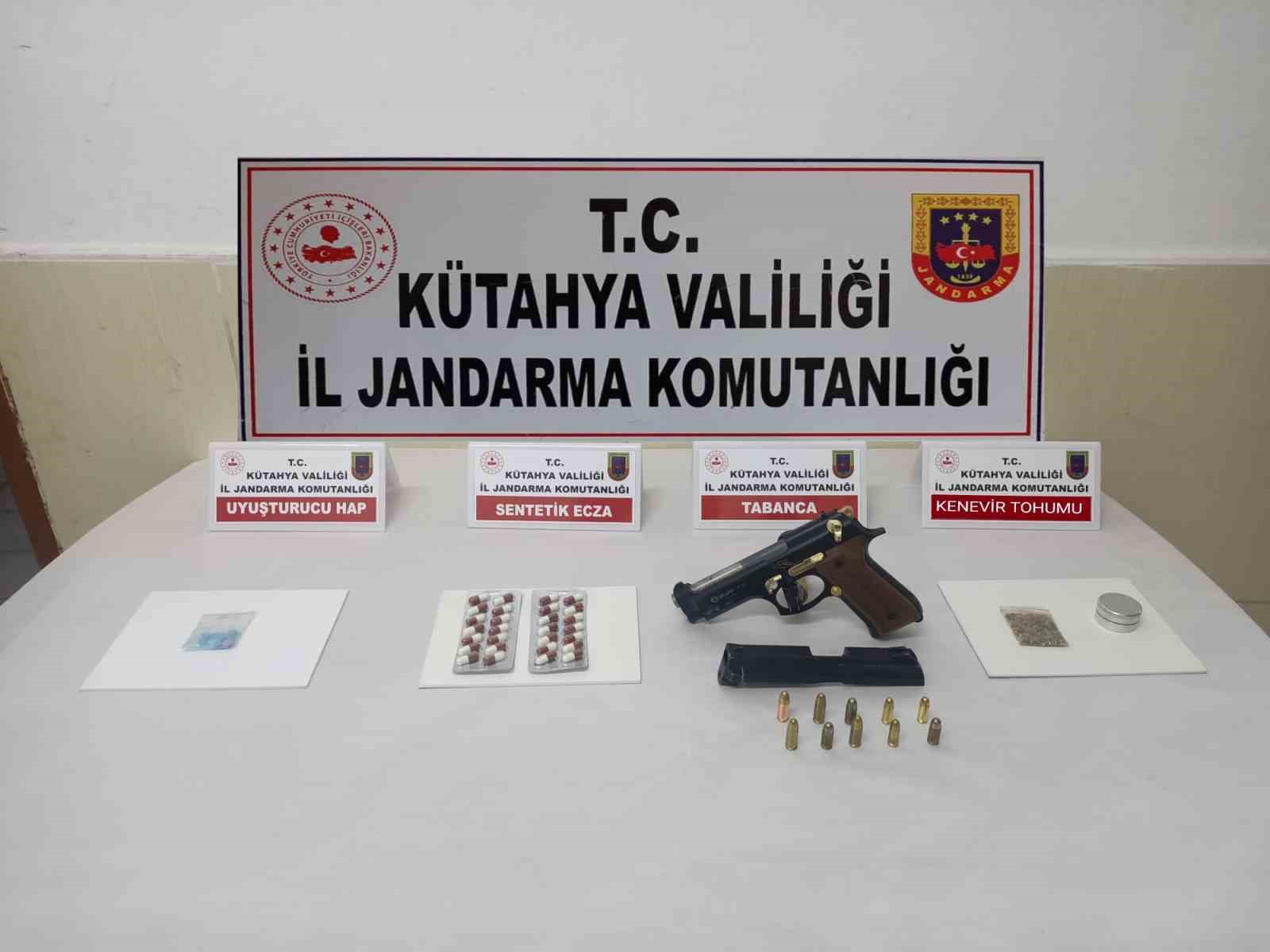 Altıntaş'ta Uyuşturucu Operasyonu: Yapılan Aramada Uyuşturucu ve Tabanca Ele Geçirildi