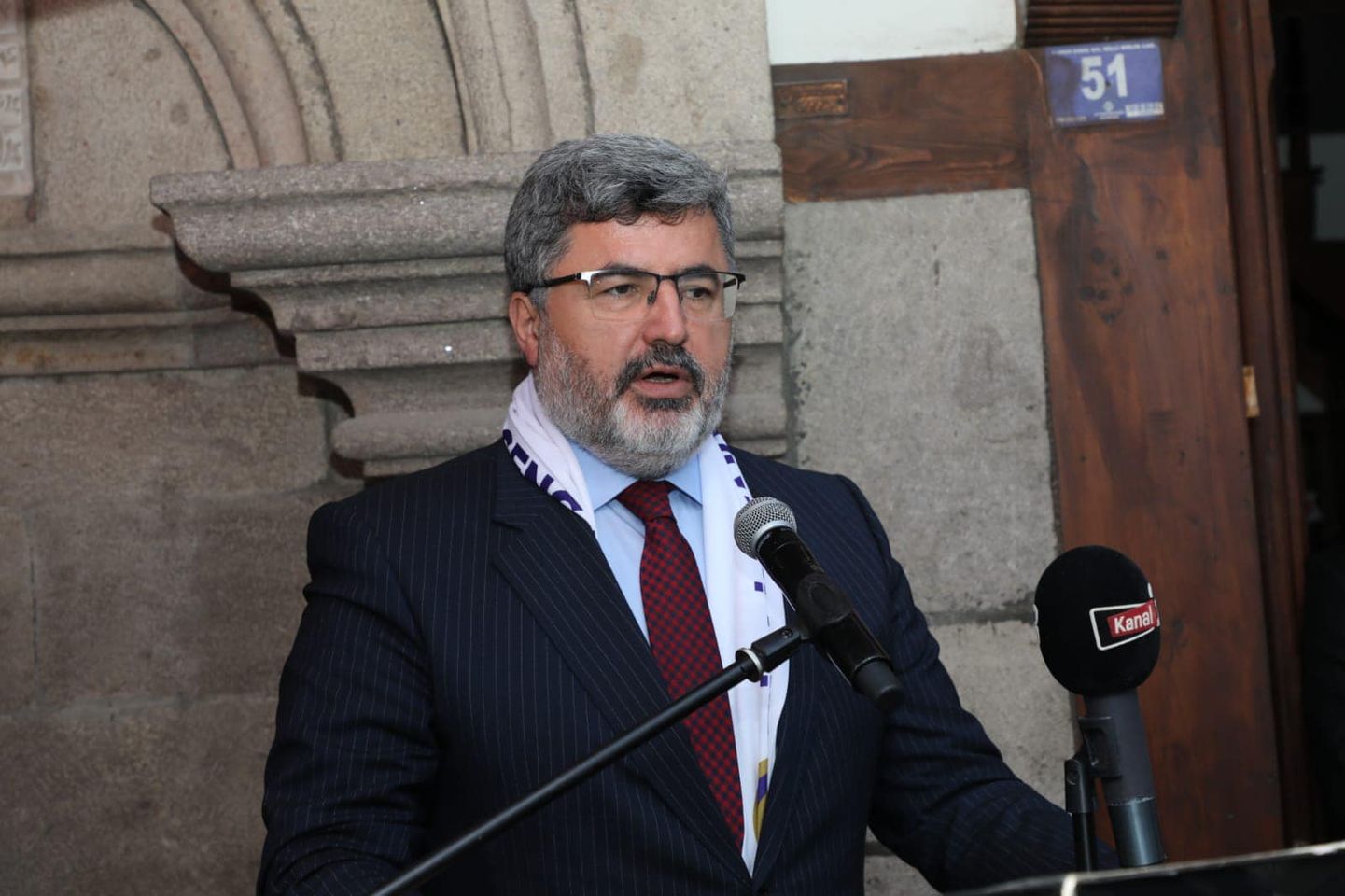 Ali Özkaya ve İsmail Kahraman'dan Birlik Vakfı'na destek