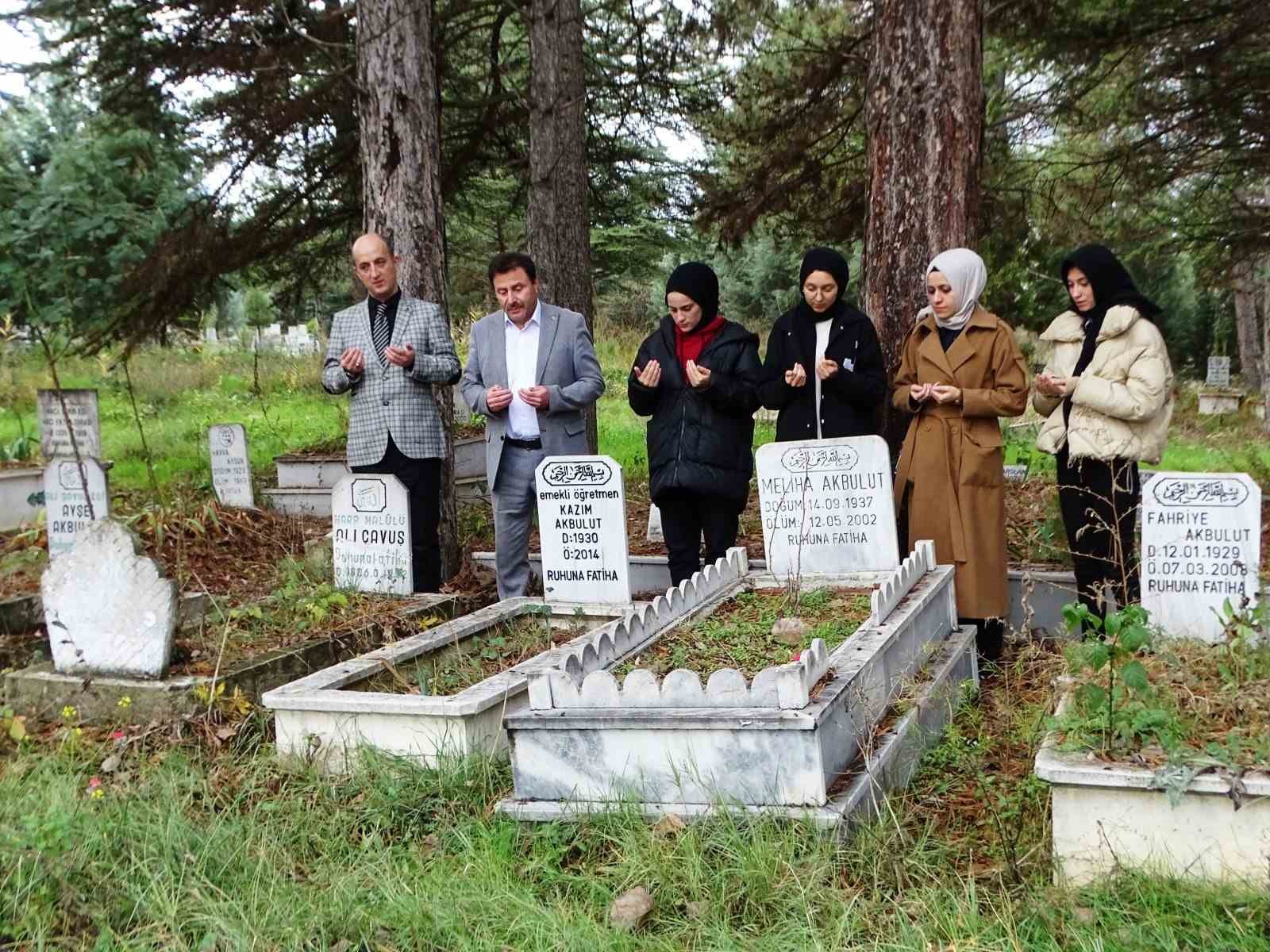 Hisarcık'ta öğretmenlerin mezarları ziyaret edildi.