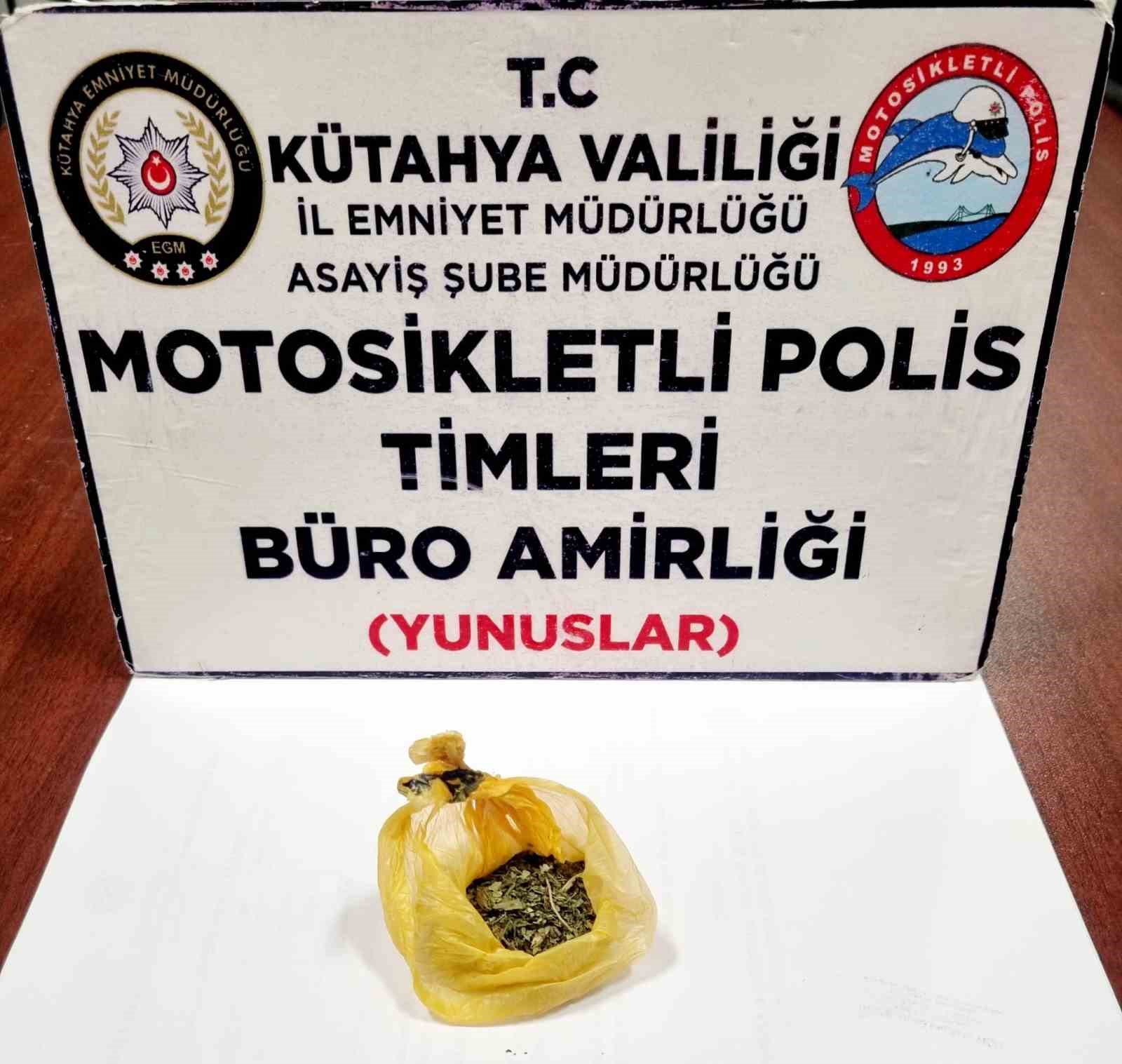 Kütahya'da Motosikletli Polis ekipleri, kasten yaralama suçundan aranan bir şahsı yakaladı. Şahıs üzerinde bonzai ele geçirildi.