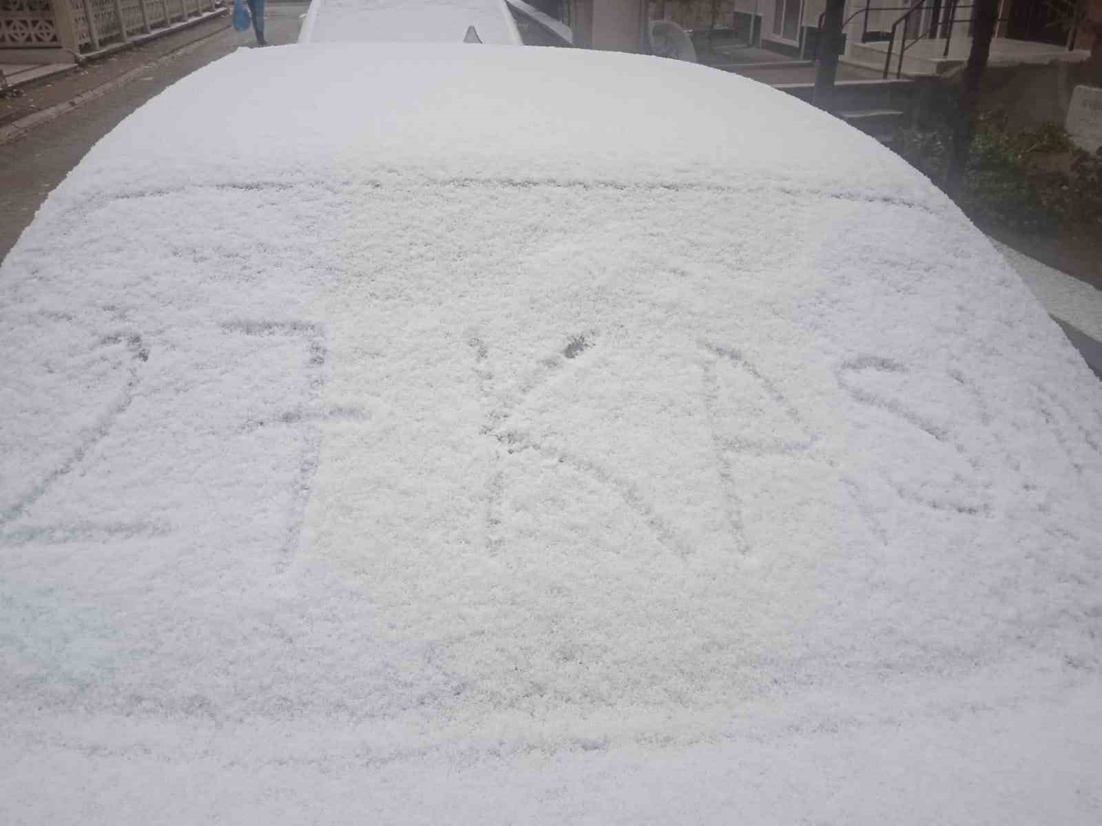 Afyonkarahisar'da Beklenmedik Kar Yağışı Trafikte Aksamalara Neden Oldu
