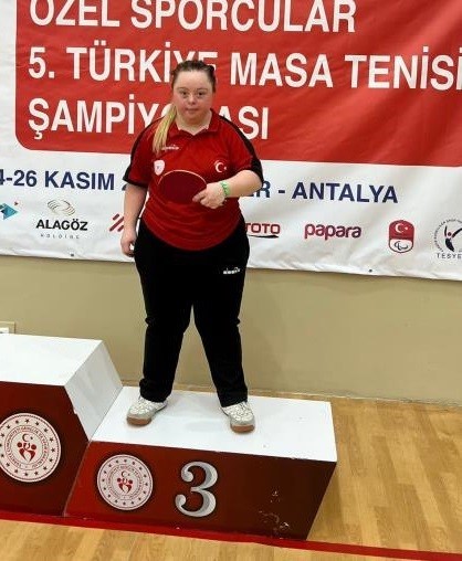Zeynep Gözgen, Masa Tenisi Şampiyonası'nda dördüncü oldu.
