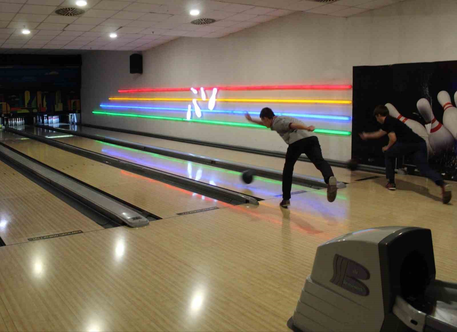 Afyonkarahisar'da Gençler Bowling Müsabakaları Yoğun İlgiyle Gerçekleşti