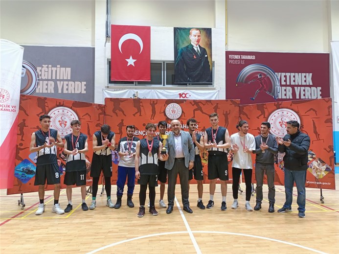 Yurtlarda kalan öğrencilere basketbol turnuvası düzenlendi.
