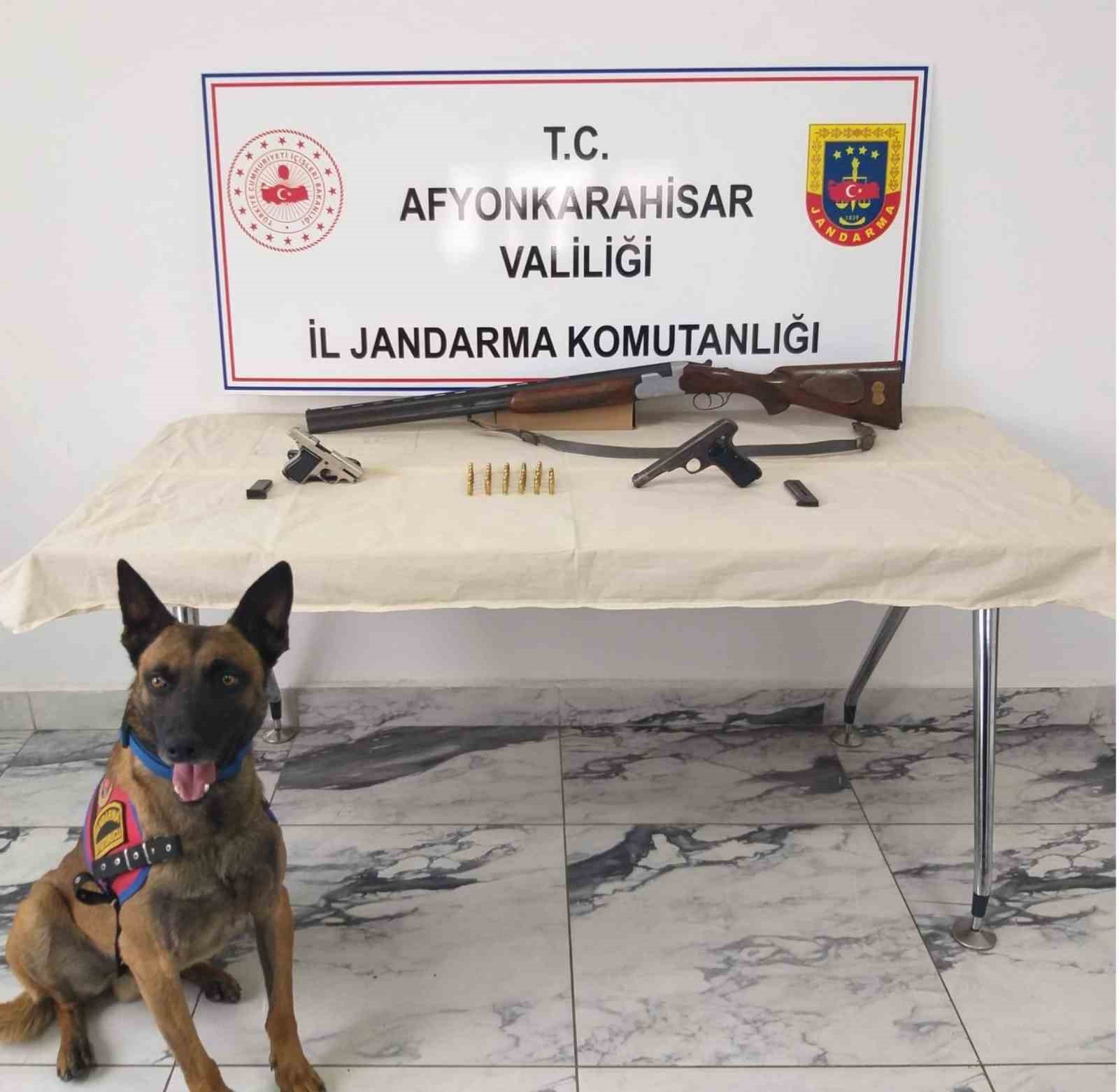 Afyonkarahisar'da uyuşturucu yetiştiricileri yakalandı.