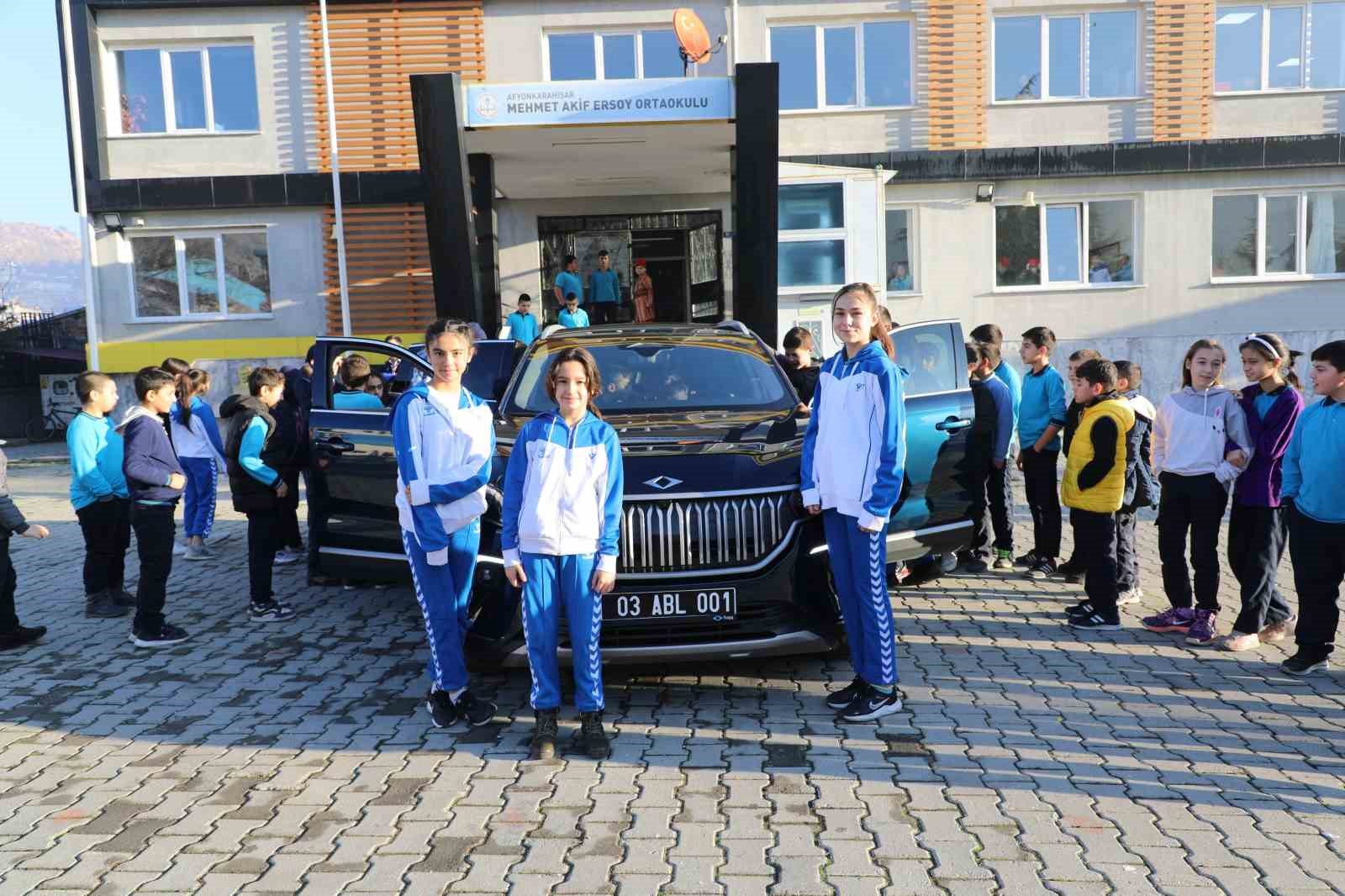 Başkan Zeybek, öğrencilerle TOGG'u tanıttı.