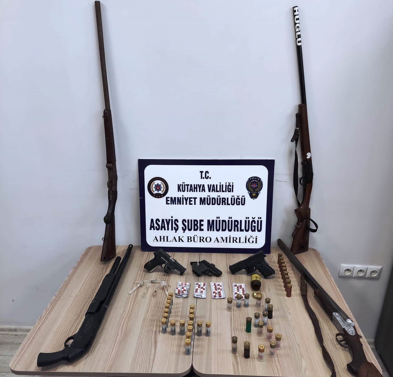 Kütahya'da Uyuşturucuya Bağımlı Kadınları Fuhuş Yaptıran 8 Şüpheli Yakalandı