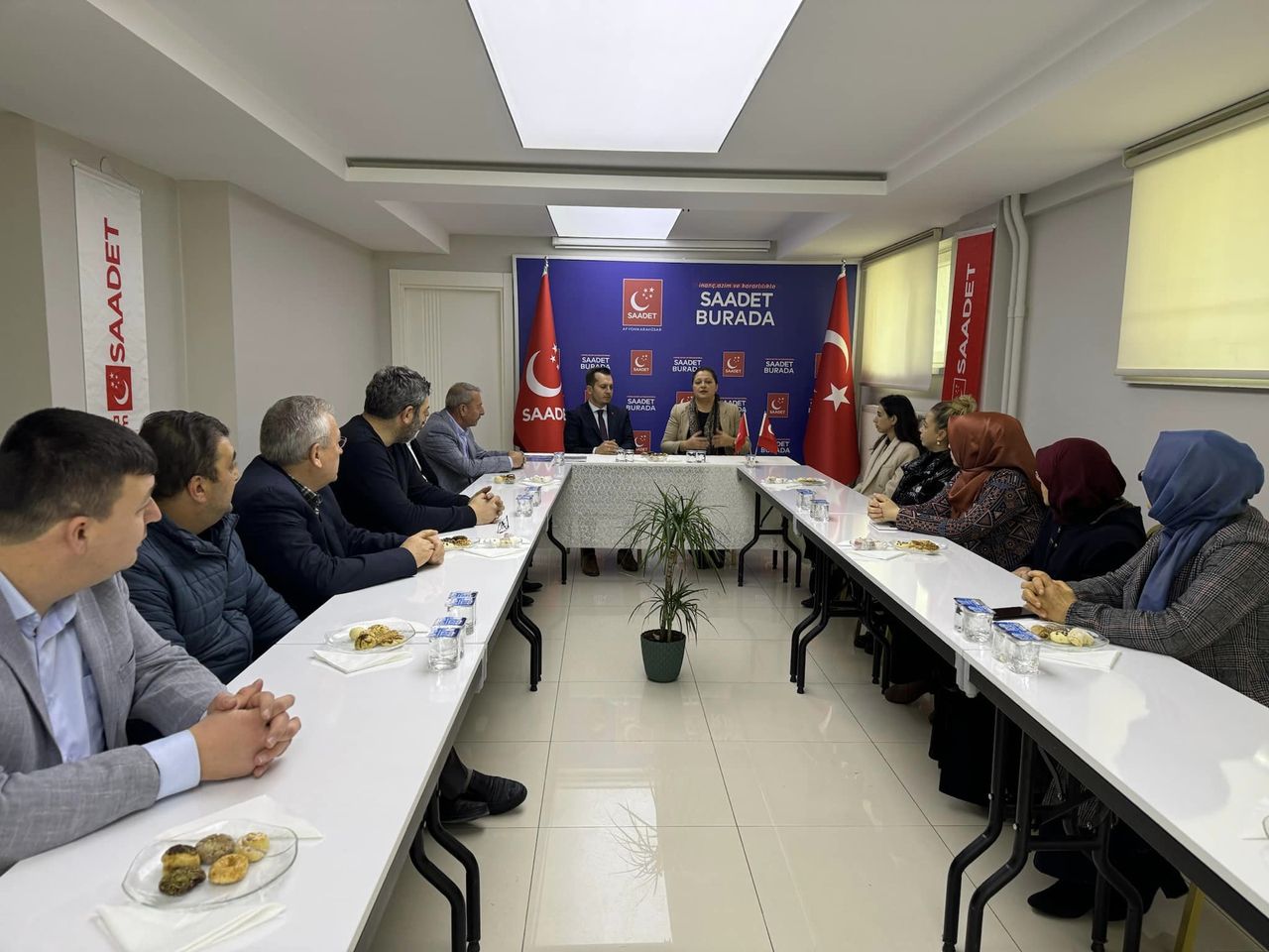 CHP Milletvekili Burcu Köksal, Saadet Partisi’ne taziye ziyaretinde bulundu.