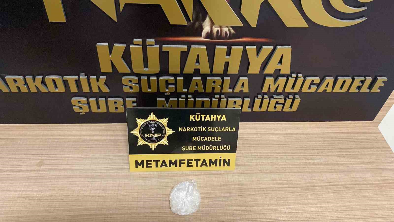 Kiralık araçta uyuşturucu yakalandı.