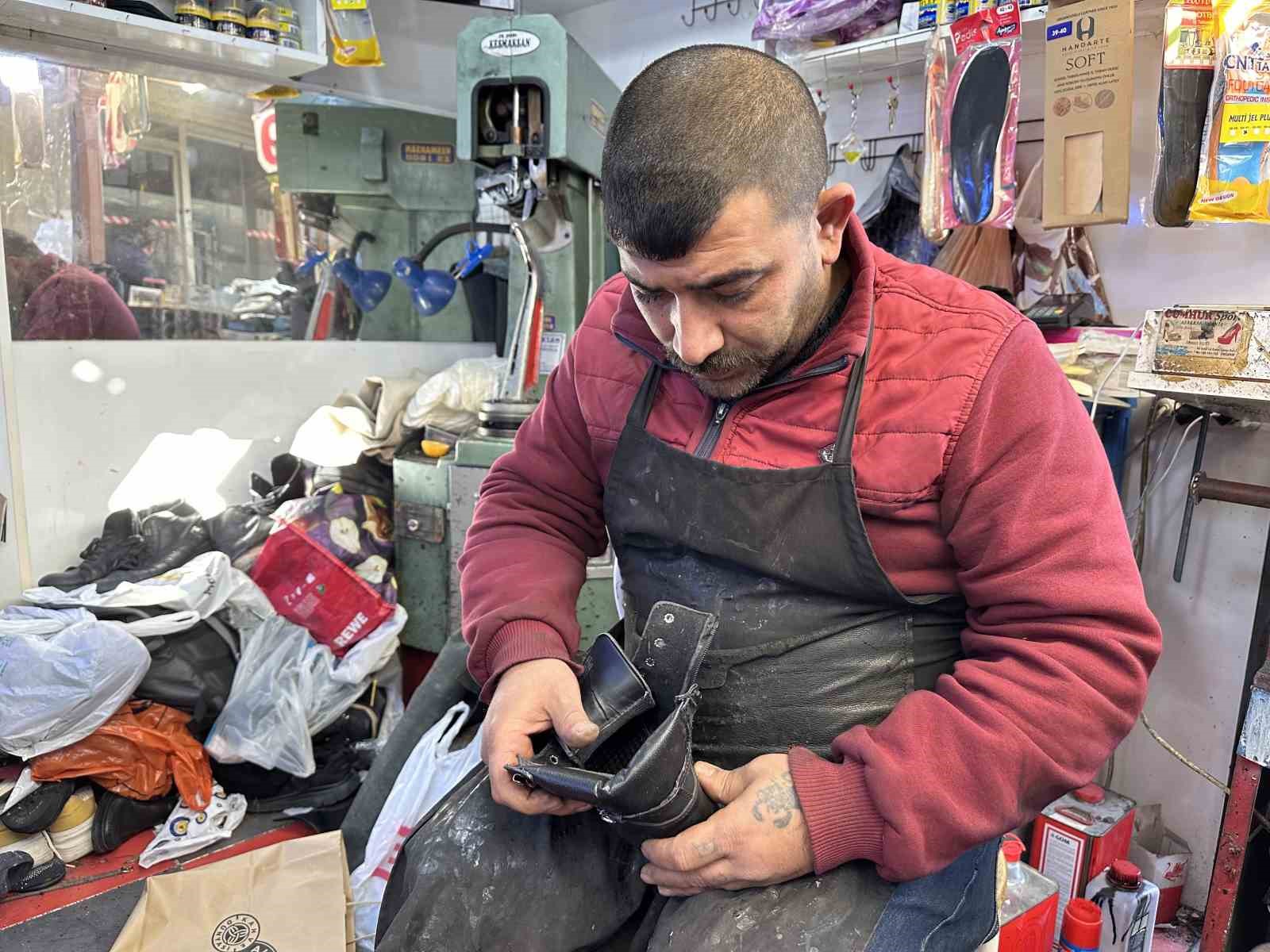 Eskişehirliler Soğuk Havada Bot Tamiri İçin Ayakkabıcılara Akın Ediyor