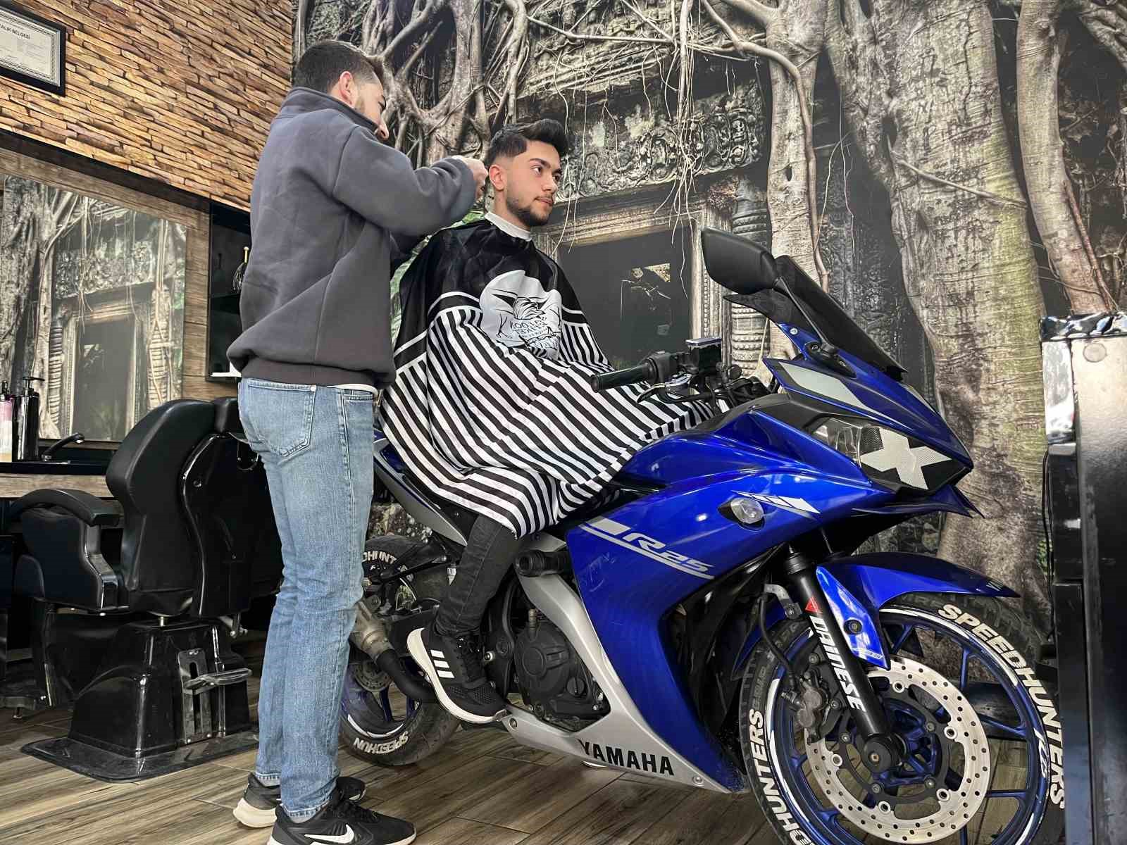 Eskişehir'de Motosikletle Tıraş Trendi Oluşturan Genç Cesur Kurye