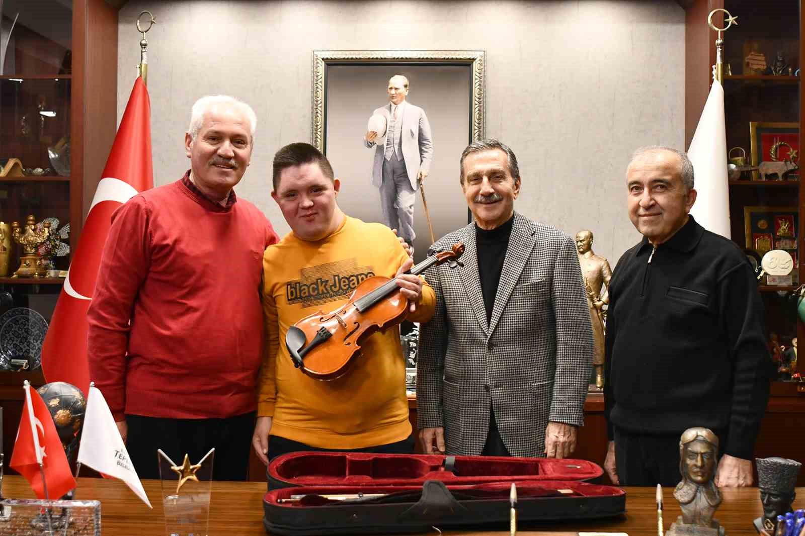 Tepebaşı Belediye Başkanı, özel bireye keman hediye etti