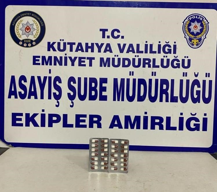 Kütahya'da yapılan operasyonda 28 adet sentetik hap ele geçirildi.