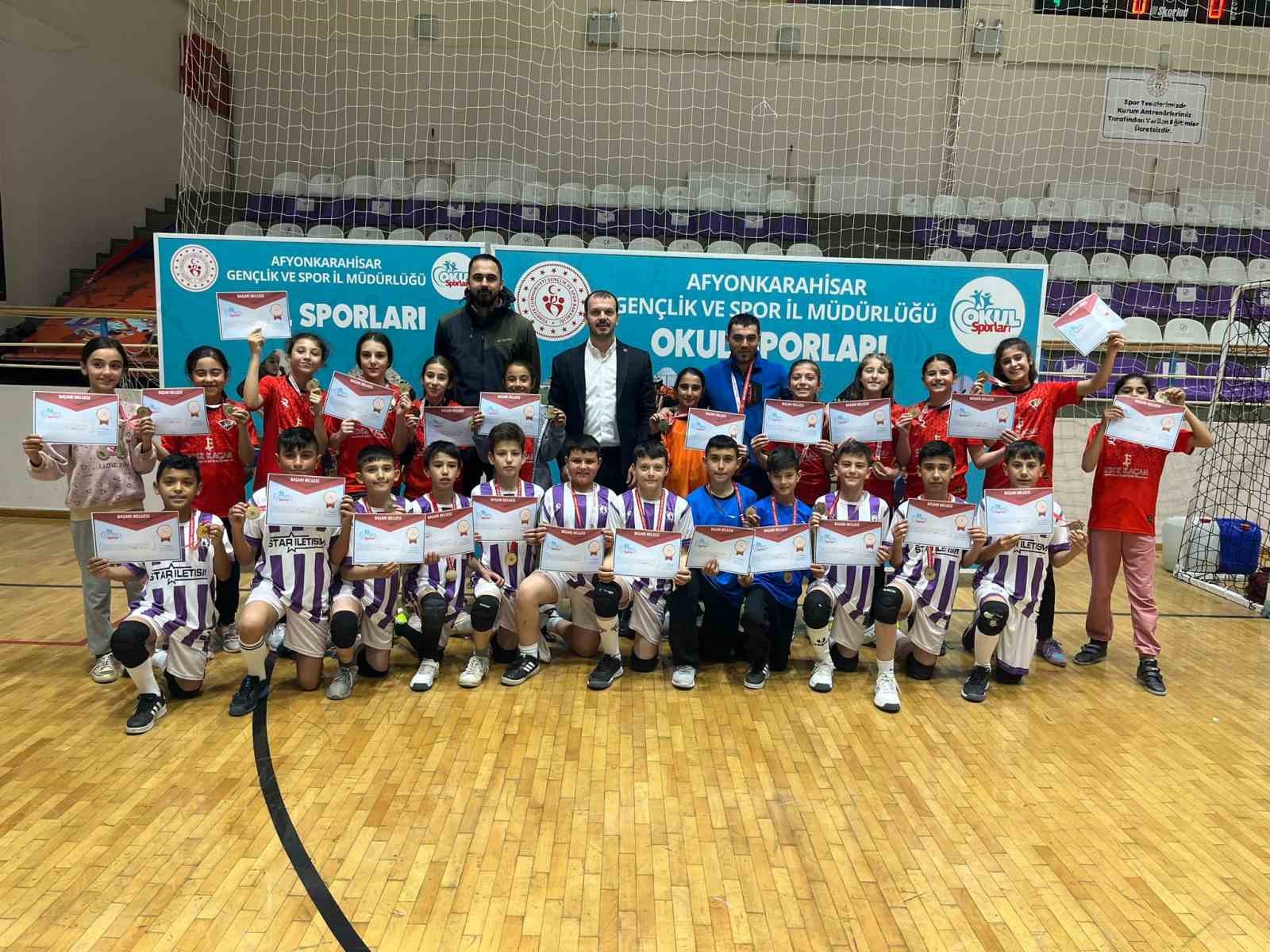 Afyonkarahisar Işıklar Ortaokulu, Hentbol Küçükler Grup Müsabakalarında birinci oldu.