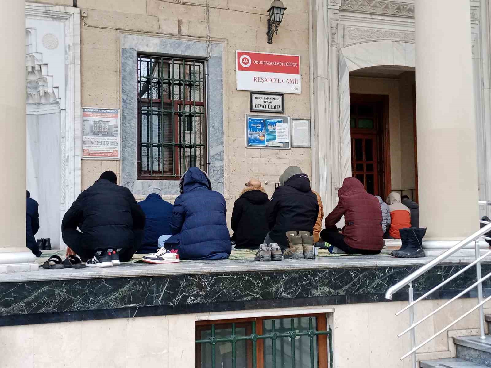 Eskişehir'de Cuma namazında camiler dolu, vatandaşlar avluda namaz kılıyor.