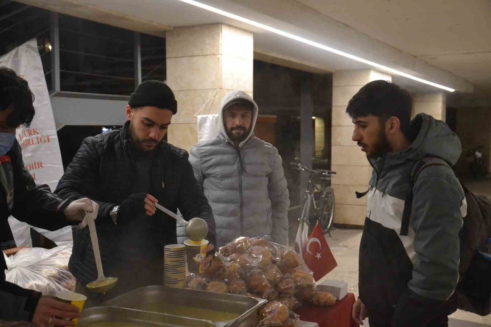Üniversite öğrencilerine sıcak çorba dağıtıldı.