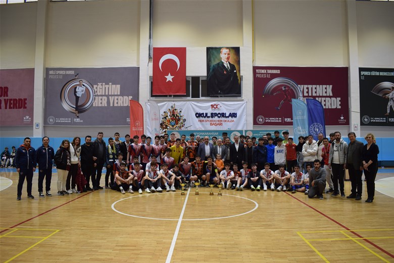Okul Sporları Genç Erkekler Futsal Turnuvası nefes kesti