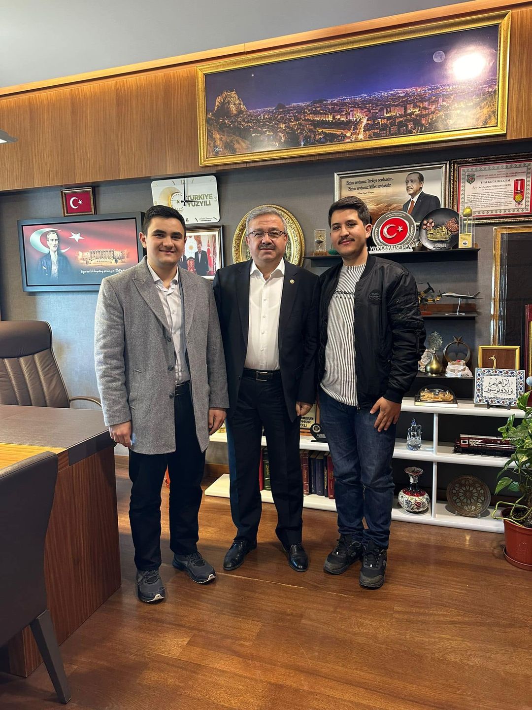 Afyonkarahisar Milletvekili genç ziyaretçilerini kabul etti