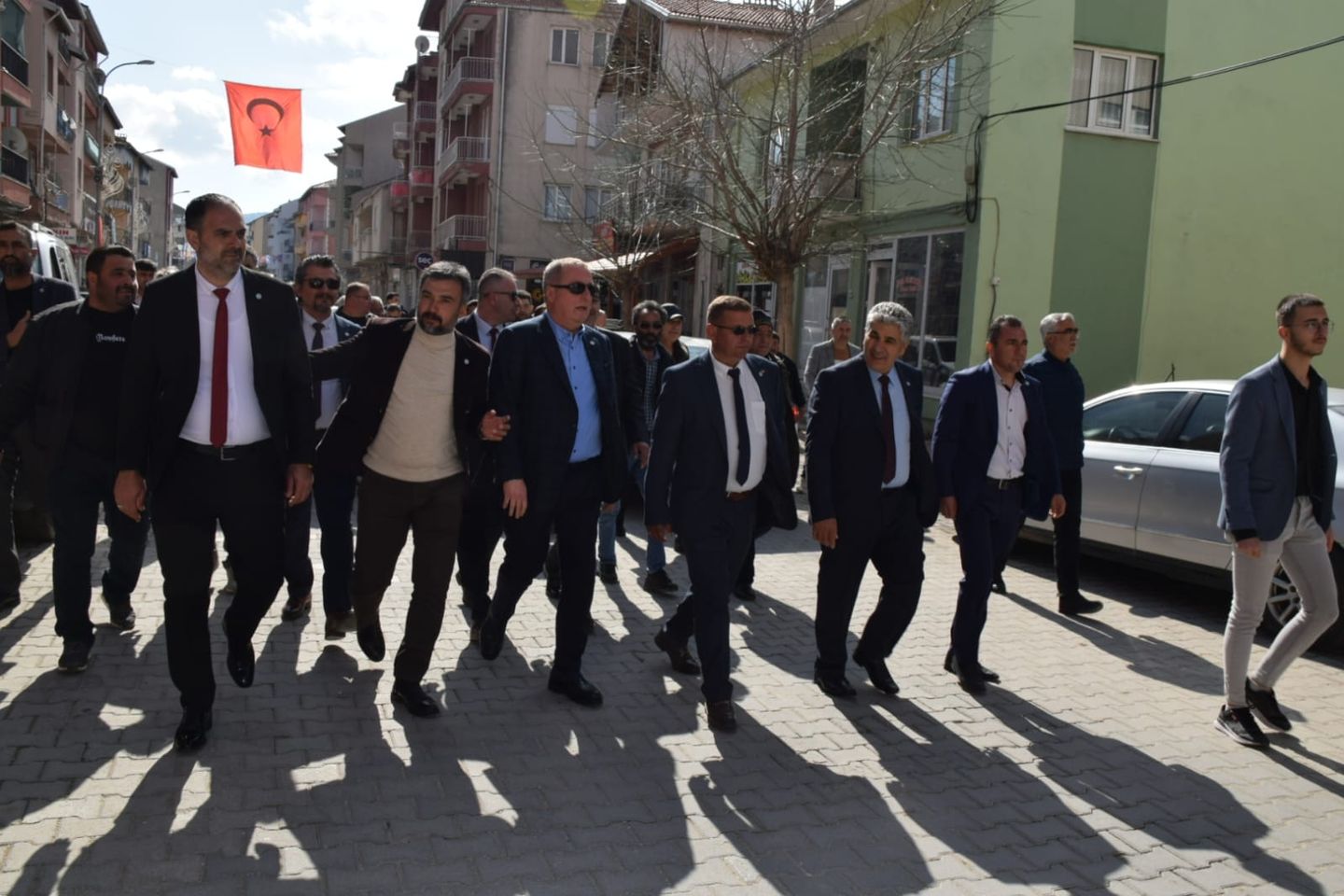 İyi Parti, Hocalar'da açılış yapıp esnaf ve belediye başkan adayıyla buluştu.
