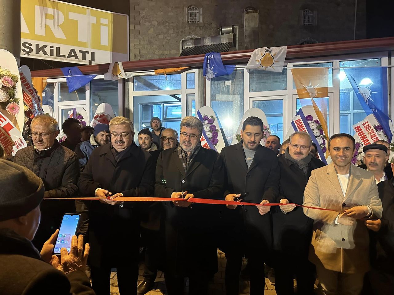 Afyonkarahisar'da AK Parti Belediye Başkan Adayı Abdullah Çelik için göz kamaştıran bir açılış töreni gerçekleştirildi.