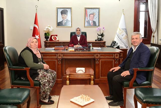 Vali, gözlemecilerle buluştu.