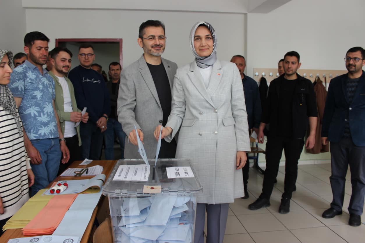 Afyonkarahisar Valisi ve Eşi Oy Kullandı