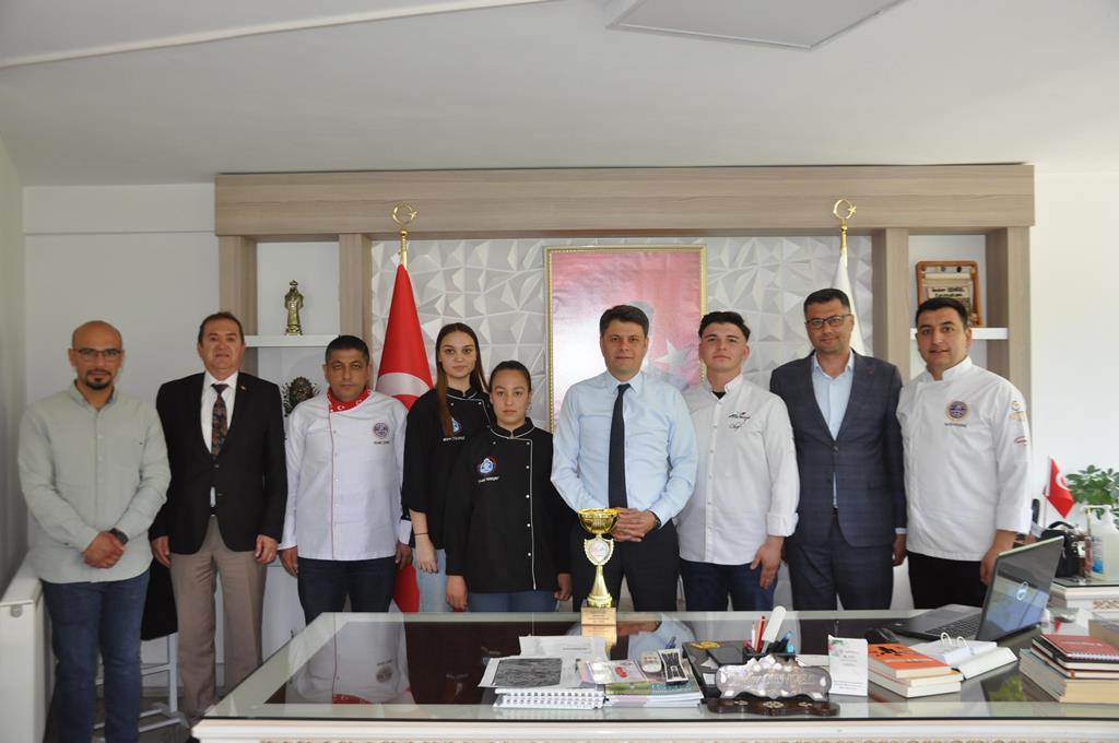 Sandıklı Hüdai Mesleki ve Teknik Anadolu Lisesi Öğrencileri Gastronomi Yarışmasında Bölge Birincisi Oldu