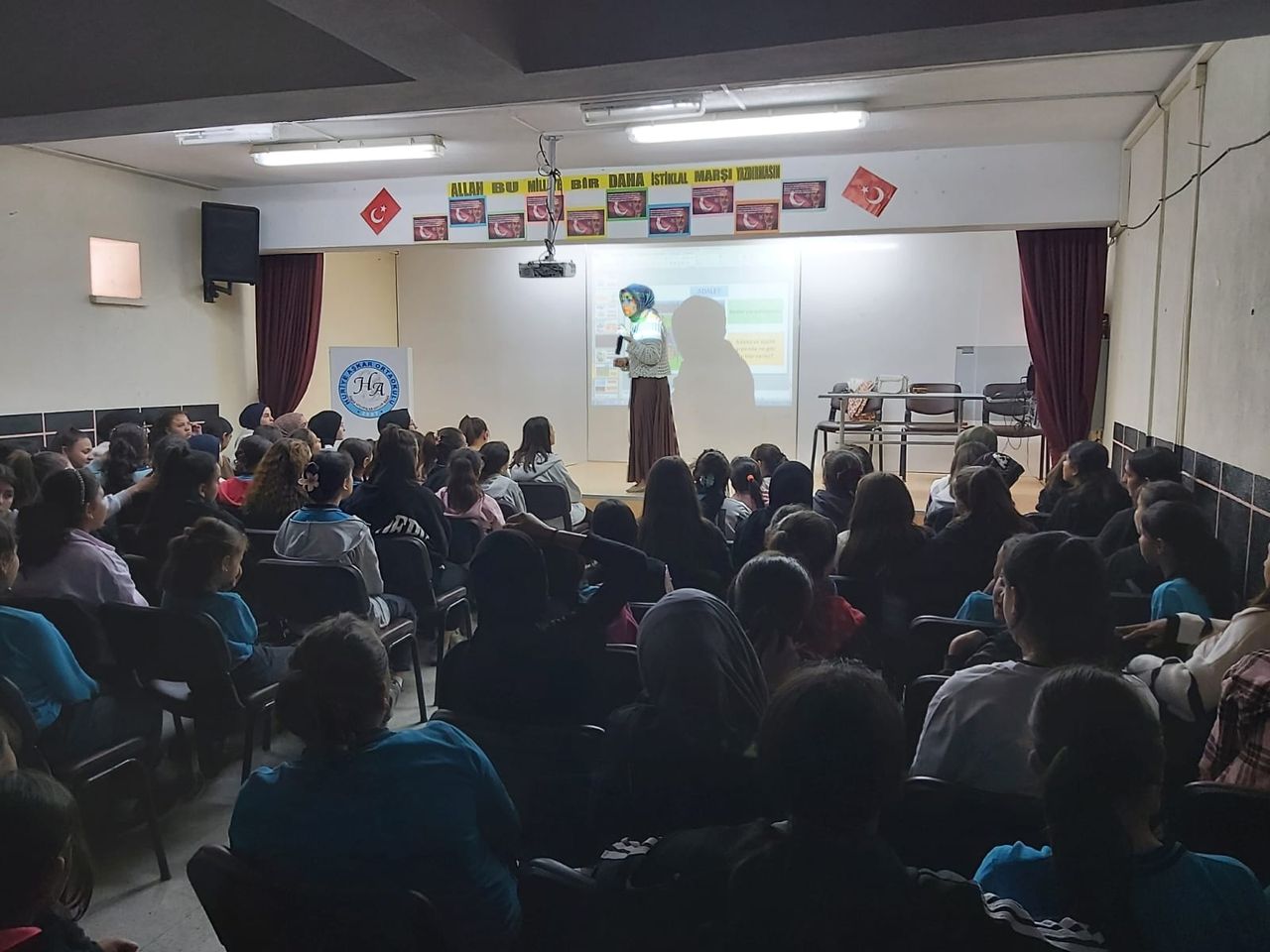 Bir yerel din eğitim organizasyonu, gençleri adil ve dürüst olmaya teşvik eden seminerler düzenliyor
