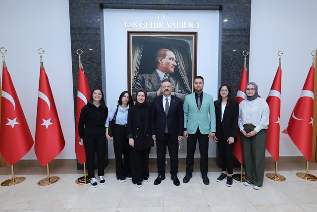 Osmangazi Üniversitesi Hukuk Uygulamaları Kulübü Başkanı, Vali Hüseyin Aksoy'u Ziyaret Etti