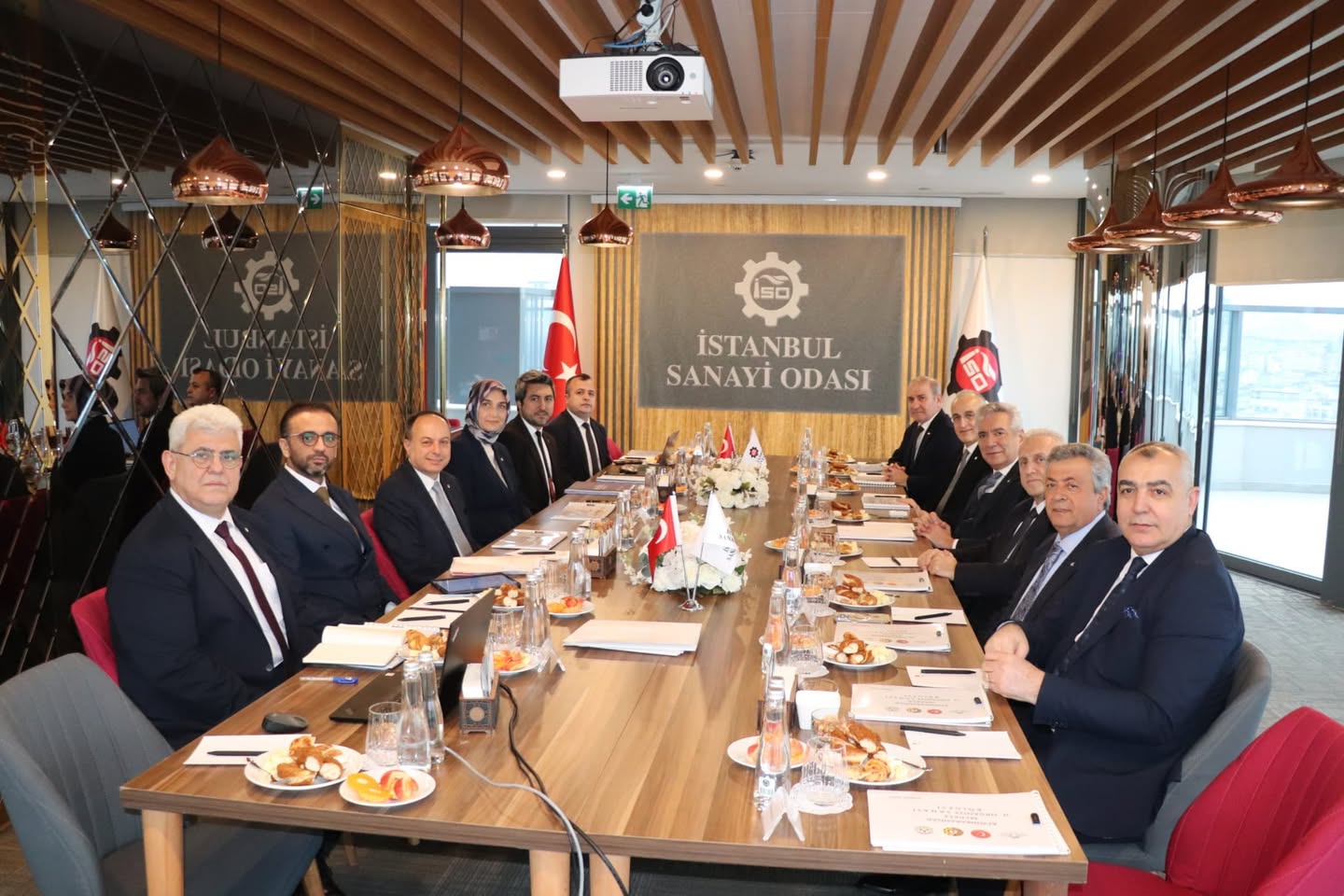Afyonkarahisar Heyetinin İstanbul Sanayi Odası'na Ziyareti Yatırım Fırsatlarını Gün Yüzüne Çıkardı