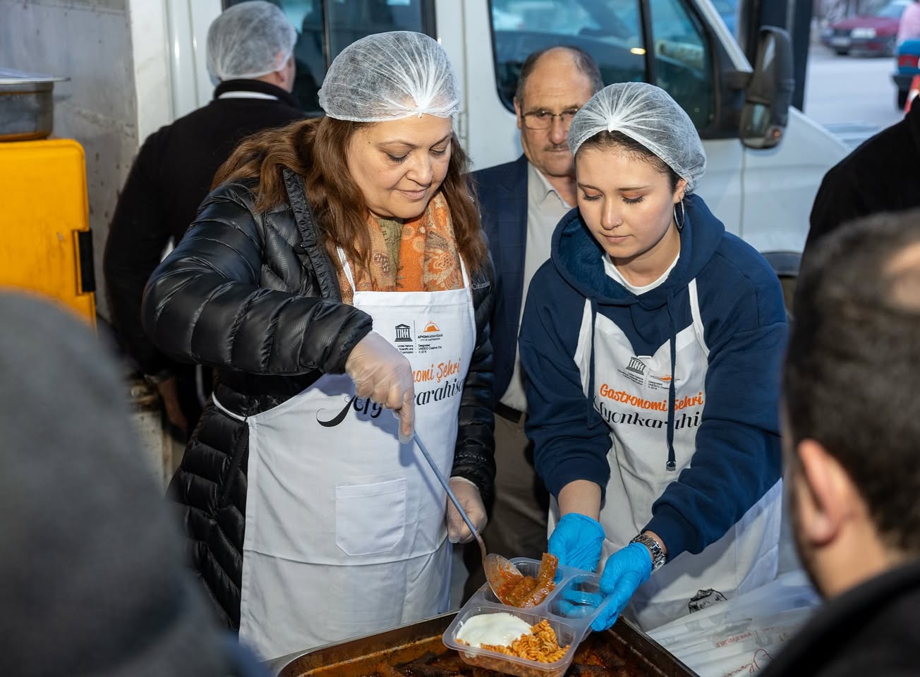 Burcu Köksal, Karşıyaka'da Ramazan Coşkusunu Hemşehrileriyle Paylaştı