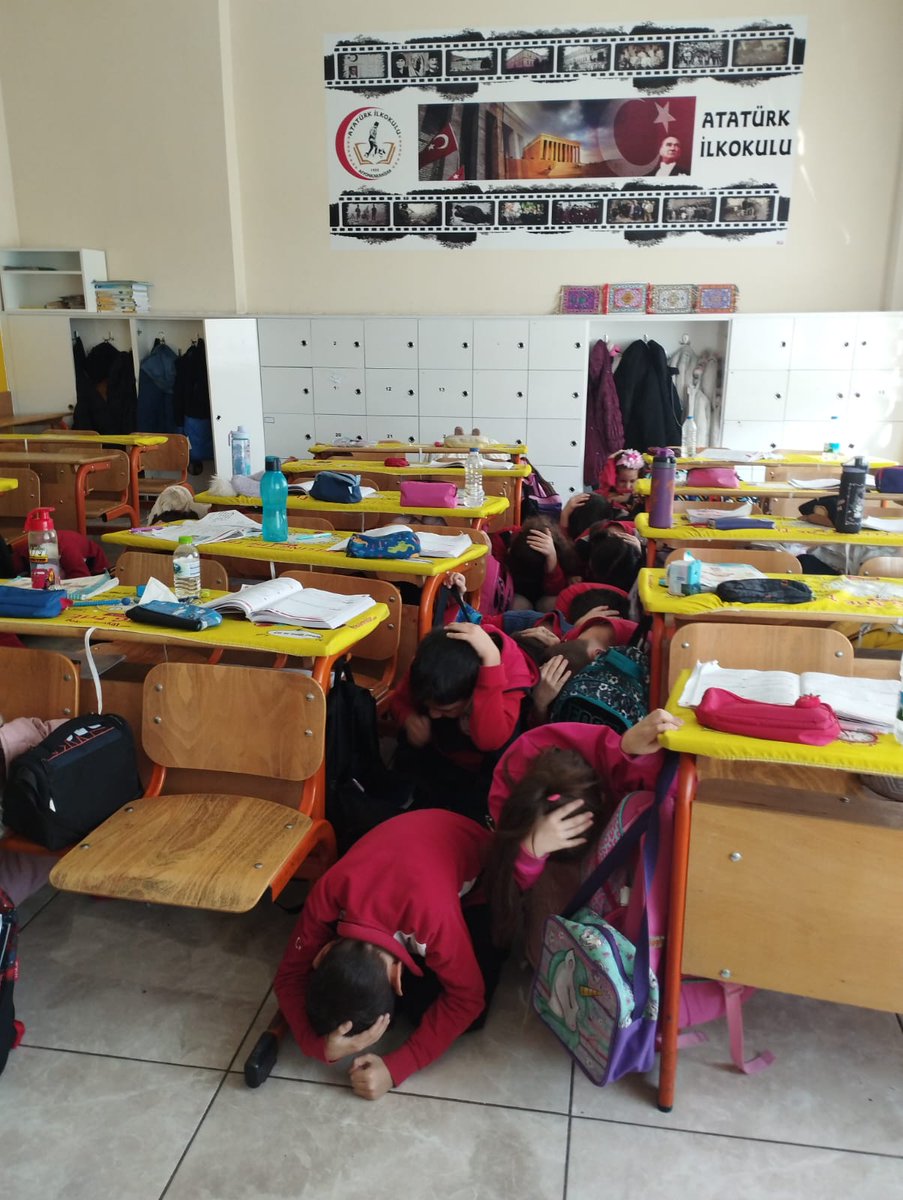 AFAD Afyonkarahisar, Atatürk İlkokulu'nda Afet Farkındalık Eğitimi ve Tatbikatlar Düzenledi