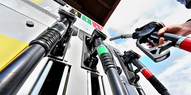 Benzin Fiyatlarına Üst Üste İndirim: Çifte Müjde Motorlu Sürücüleri Sevindirdi